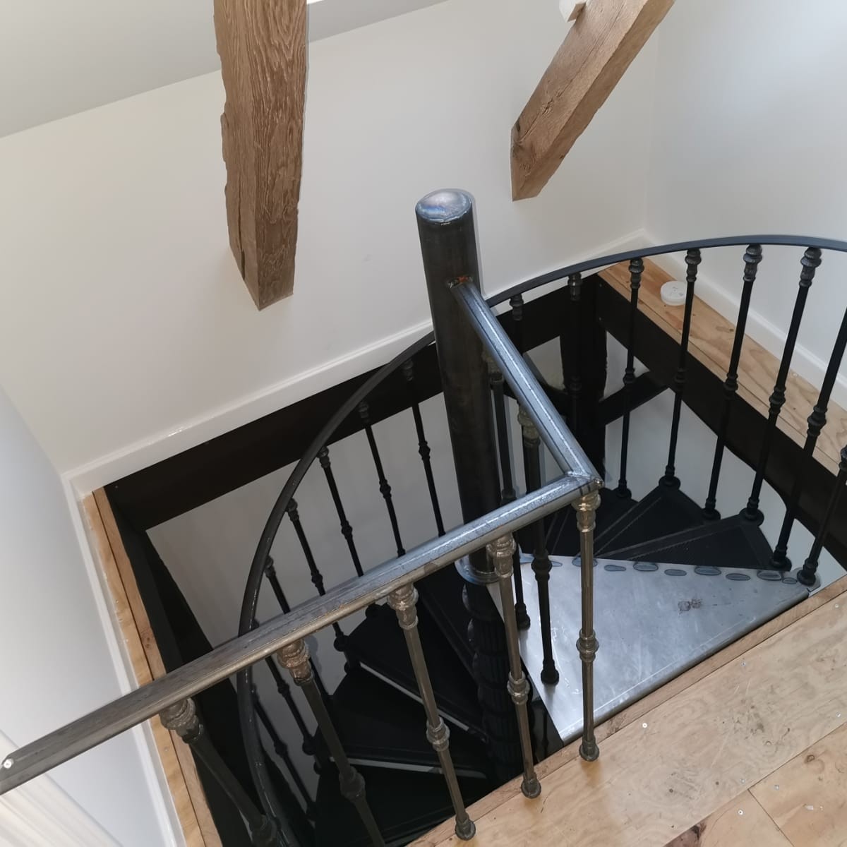 Cast iron spiral staircase model Reims in a smaller stairwell (with a triangular landing)