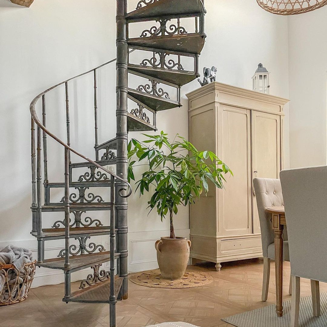 Cast iron spiral staircase model Saint-Tropez turning clockwise