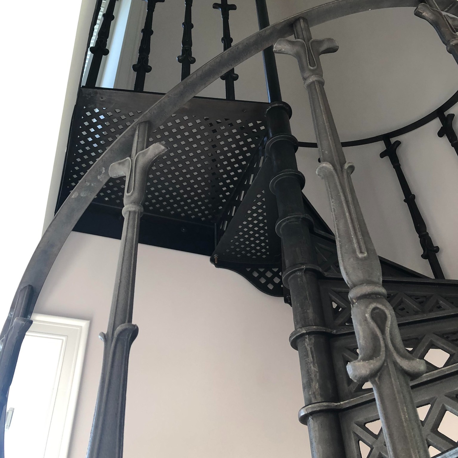 Cast iron spiral staircase model Tours with a straight corner landing